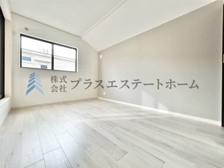 【洋室】 | 垂水区西舞子3丁目戸建 | 木目調のフローリング材を使用しており、ナチュラルな見た目のため暖かく落ち着いた雰囲気のお部屋です♪