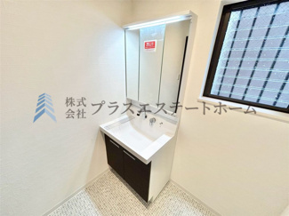 【独立洗面台】 | 垂水区西舞子3丁目戸建 | 窓のある洗面所は、自然光がたっぷり入り、明るく清潔感があり、朝の準備が気持ちよくできます！