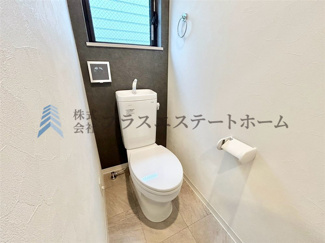 【トイレ】 | 垂水区西舞子3丁目戸建 | きれいをまもるせいけつトイレ♪お掃除はサッとひとふきで完了！ 少ない水で汚れをしっかり洗い流します♪