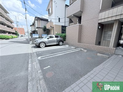 ブランメゾン八龍の駐車場