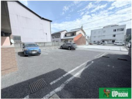 ブランメゾン八龍の駐車場