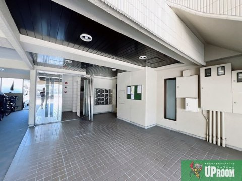 平安ビルのエントランス