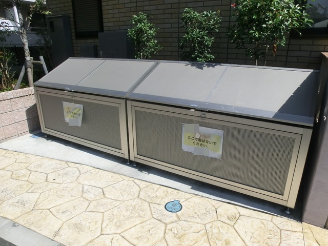 ロイヤルティアラⅡのその他共用部分|便利な敷地内ゴミ置き場。