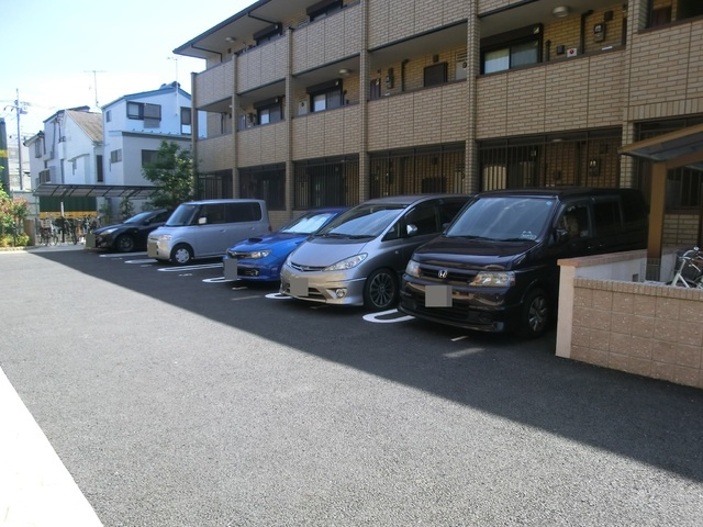 ロイヤルティアラⅡの駐車場|敷地内駐車場完備。（要確認）