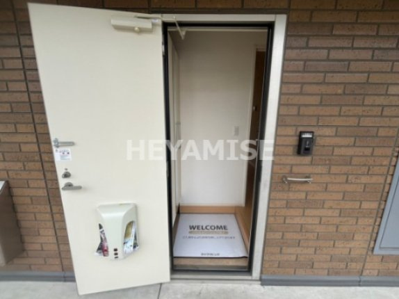 ルーラル諏訪B棟の玄関
