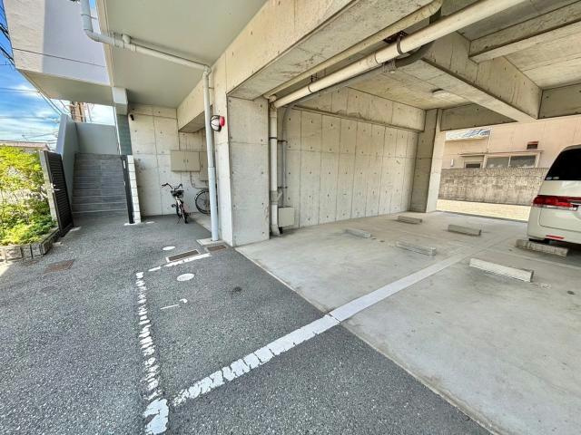 フレンドM東山の駐車場