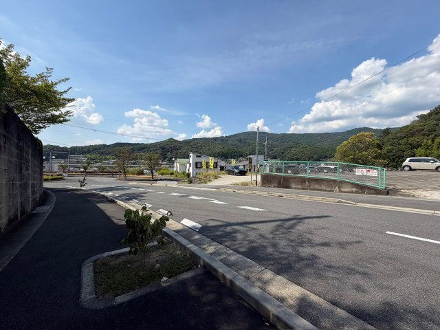 桜井市朝倉台西　土地の前面道路含む現地写真