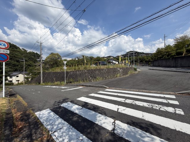 桜井市朝倉台西　土地の前面道路含む現地写真