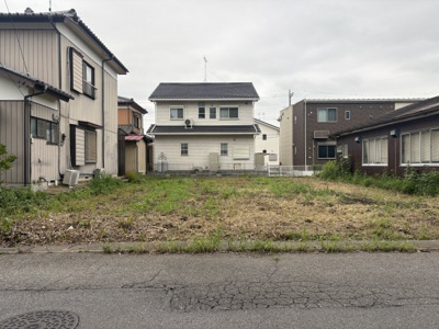 【前面道路含む現地写真】 | 【羽生市東第３期　現地外観】
※令和８年８月時点