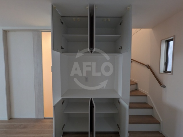 大阪市住之江区平林南2丁目・戸建の洗面所|大阪市住之江区平林南2丁目・戸建　物入れ
