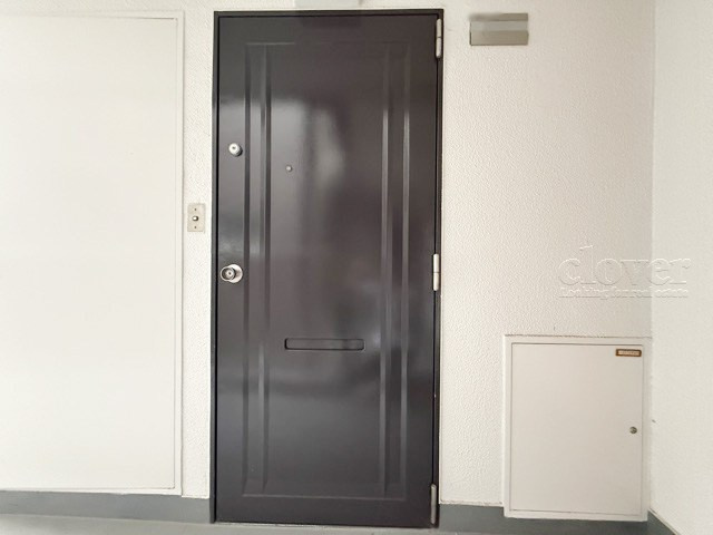 【その他共用部分】 | サンハイツ大森 | 皆様をお迎えする、お部屋の玄関ドア。開けやすさや開放角度、ドアノブの操作しやすさや鍵の形状などを、現地で一度ご確認ください。～即日のご見学可能～　お問合せはお気軽にどうぞ。