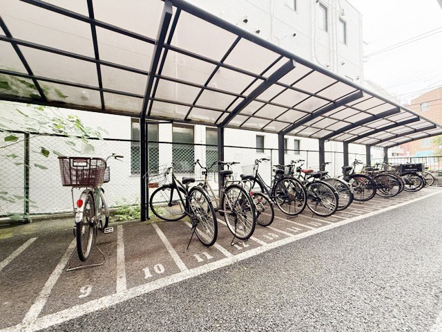 【駐輪場】 | サンハイツ大森 | 自転車置き場。マンションの共用部にあたります。空きの有無や駐輪料金、各戸の台数制限などについては、改めてお問い合わせください。～即日のご見学可能～　お問合せはお気軽にどうぞ。