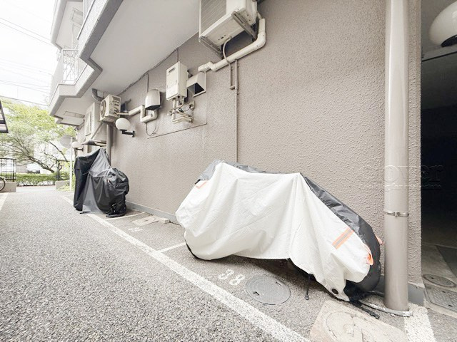 【駐車場】 | サンハイツ大森 | バイク置き場。空き区画の有無や駐輪料金、サイズおよび排気量規定などについては、改めてお問い合わせください。～即日のご見学可能～　お問合せはお気軽にどうぞ。