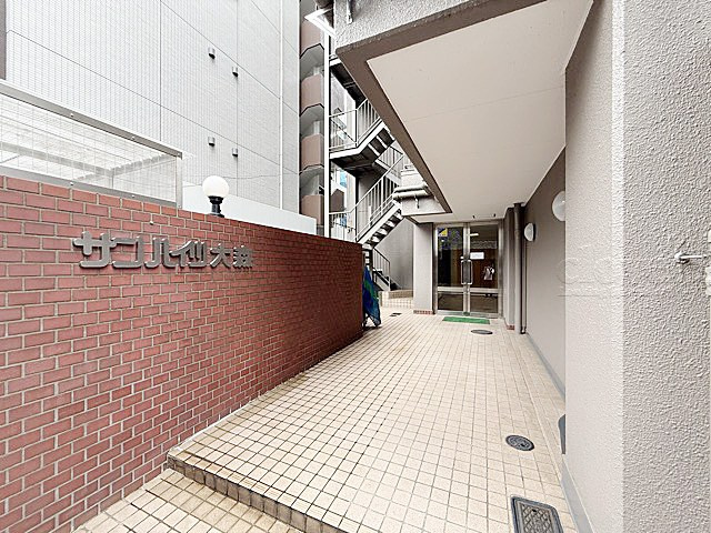 【エントランス】 | サンハイツ大森 | お客様を、そして住人を出迎えてくれるマンションのエントランス。ゴミが落ちていないことからも、管理状態の良さや住民の節度の高さが見て取れます。～即日のご見学可能～　お問合せはお気軽にどうぞ。