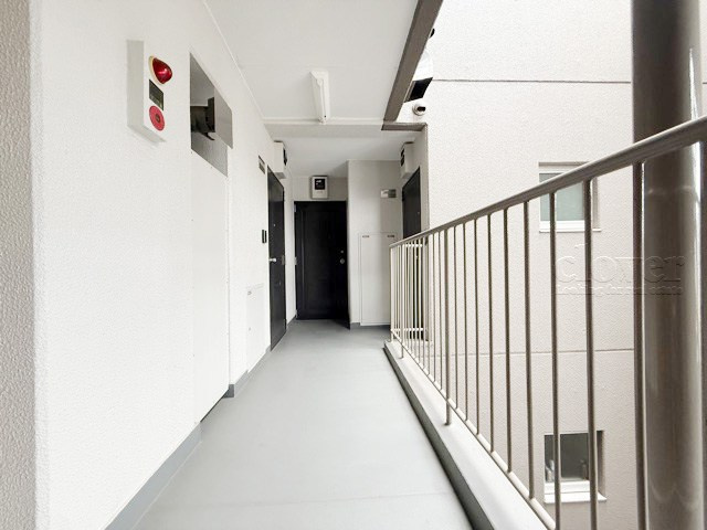 【その他共用部分】 | サンハイツ大森 | 共用廊下です。ここもきれいに清掃されています。周囲のお部屋の様子も、ぜひ伺ってみてください。～即日のご見学可能～　お問合せはお気軽にどうぞ。
