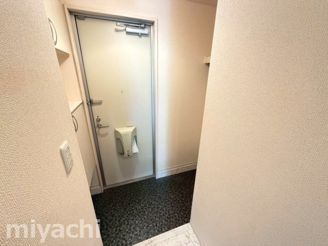 徳島市西新浜町２丁目のアパートの玄関