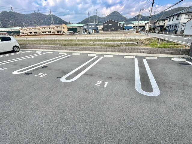 コントレイル糸引の駐車場