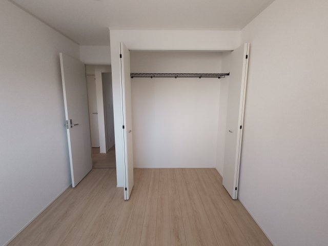 クレイドルガーデン高松市香西本町第１◇光熱費の負担の軽減が可能なオール電化住宅ですの収納|３号棟２階洋室
内部には収納棚などが設置されていて収納力が抜群で、衣類以外の大きなものも収納できます(^^♪