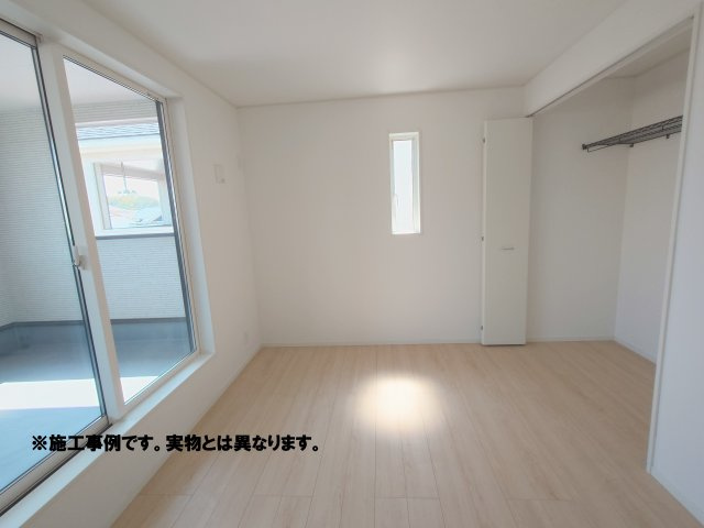クレイドルガーデン高松市香西本町第１◇光熱費の負担の軽減が可能なオール電化住宅ですの洋室|３号棟２階主寝室完成予想図
大型の家具を設置しても圧迫感が生まれにくく、空間に余白を持たせた自由度の高いコーディネートができる２階主寝室です。