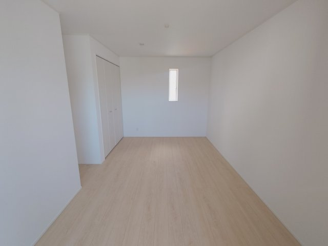 クレイドルガーデン高松市香西本町第１◇光熱費の負担の軽減が可能なオール電化住宅ですの寝室|３号棟２階主寝室
大型の家具を設置しても圧迫感が生まれにくく、空間に余白を持たせた自由度の高いコーディネートができる２階主寝室です。