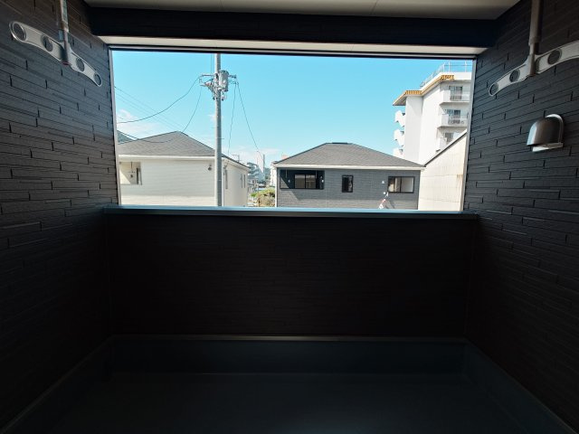 クレイドルガーデン高松市香西本町第１◇光熱費の負担の軽減が可能なオール電化住宅ですのバルコニー|３号棟バルコニー完成予想図
急な天気の変化などにも強いインナーバルコニー付きのお家です。屋根に守られた空間で、家の中にいる時と同じ居心地のまま自然の光や風を直接感じることができます。