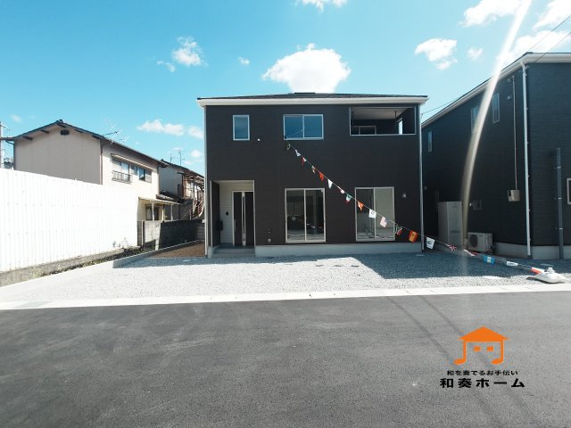 クレイドルガーデン高松市香西本町第１◇光熱費の負担の軽減が可能なオール電化住宅ですの前面道路含む現地写真|３号棟外観
駐車場スペースは３台以上のゆったりとした区画です。入居者以外の出入りが少ないので駐車が苦手な方にも安心です。家族の複数台所有や来客用駐車や将来的な車の増台にも対応しやすいです。