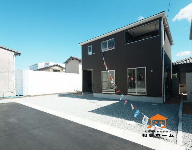 クレイドルガーデン高松市香西本町第１◇光熱費の負担の軽減が可能なオール電化住宅ですの外観|３号棟
内覧可能です！濃い茶色の外壁は、落ち着きと高級感を出しつつ汚れが目立ちにくいです！砂ぼこりや泥、排気ガスなどの汚れが目立ちにくく、きれいな印象を保ちやすいメリットがあります。