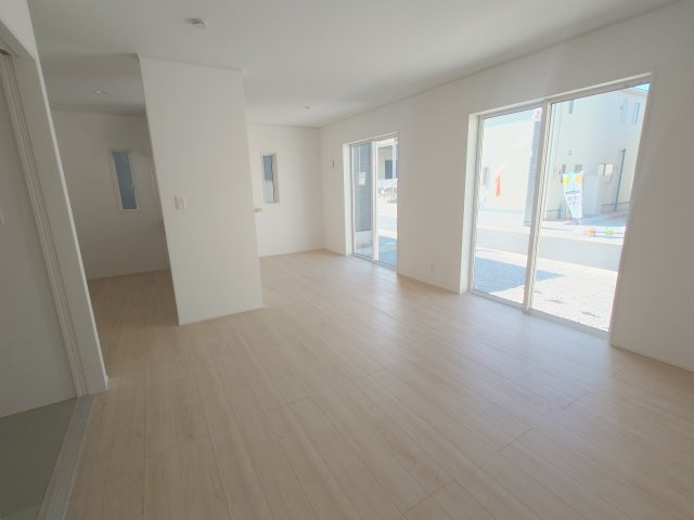 クレイドルガーデン高松市香西本町第１◇光熱費の負担の軽減が可能なオール電化住宅ですの居間・リビング|３号棟リビング
居住空間のメインであるリビングは家族がゆとりをもって快適な時間を過ごせる広々１６帖です（＊＾＾）ｖ