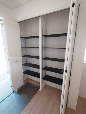 クレイドルガーデン高松市香西本町第１◇光熱費の負担の軽減が可能なオール電化住宅ですの収納|３号棟玄関収納
玄関をすっきりと保ち、靴や屋外で使用する様々なものを効率的に収納できる収納力豊富なのシューズクロークがあれば、靴を玄関に置きっぱなしにする必要がなくなります！