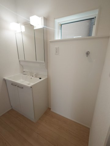 クレイドルガーデン高松市香西本町第１◇光熱費の負担の軽減が可能なオール電化住宅ですの洗面所|３号棟洗面所
日々の身支度を効率化し、洗面台を清潔に保ちやすいなどのメリットがあるシャワー付き洗面台です。ホースを伸ばせるため、小さなお子様も自分で手が洗いやすく便利です（＾＾♪