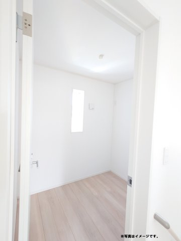 クレイドルガーデン高松市香西本町第１◇光熱費の負担の軽減が可能なオール電化住宅ですの収納|ストレージルーム完成予想図
収納だけでなく、ホビールームやワークスペース、将来の子ども部屋・ゲストルームなどに転用しやすい柔軟性があるストレージルーム付きのお家です。