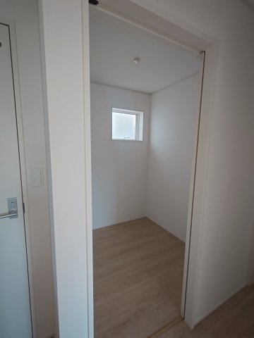 クレイドルガーデン高松市香西本町第１◇光熱費の負担の軽減が可能なオール電化住宅ですの収納|３号棟ストレージルーム
収納だけでなく、ホビールームやワークスペース、将来の子ども部屋・ゲストルームなどに転用しやすい柔軟性があるストレージルーム付きのお家です。