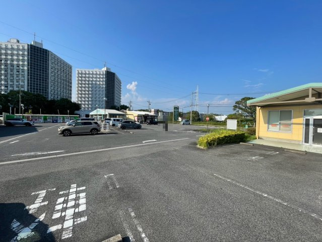 ジョイフルプラザエバグリーン星ケ丘内店舗の駐車場
