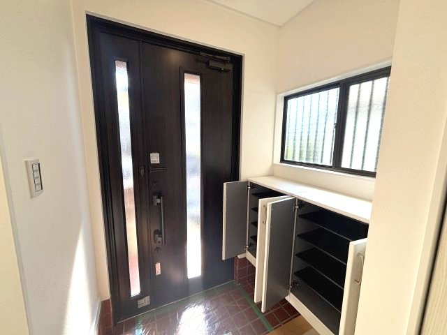 狭山市水野　中古戸建の玄関|収納が充実しております。玄関も日当たりが良いです。