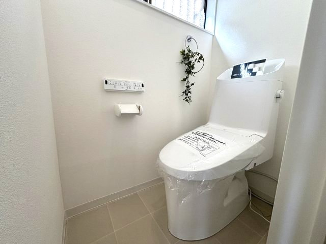 狭山市水野　中古戸建のトイレ|清潔感のあるトイレです。トイレにも窓があり、換気に便利です。