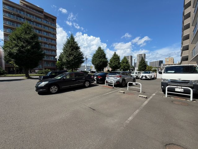 北円山パークホームズの駐車場