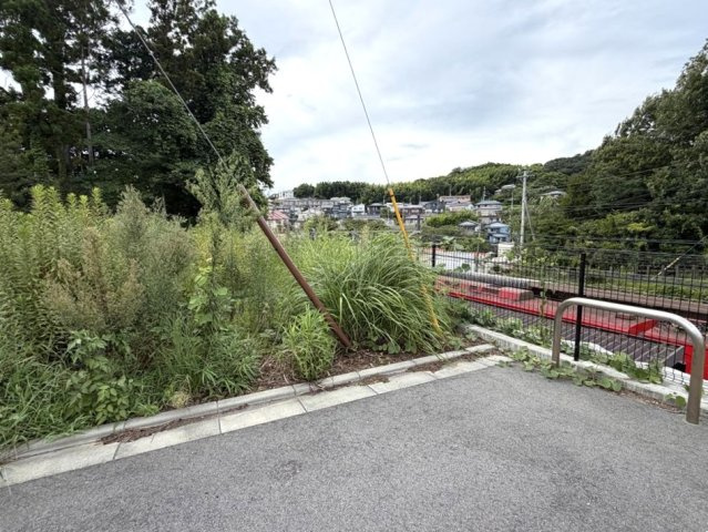 川奈駅徒歩5分　暮らしやすい環境の土地の前面道路含む現地写真|川奈駅を見下ろします