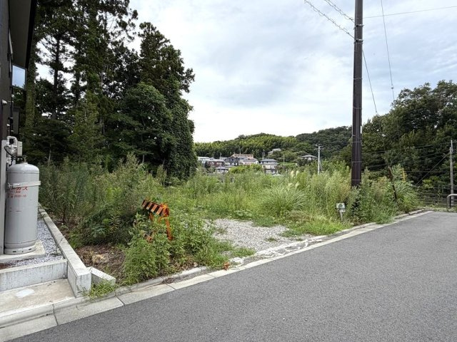 川奈駅徒歩5分　暮らしやすい環境の土地の前面道路含む現地写真