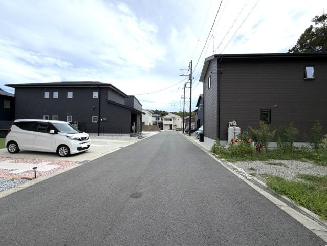 川奈駅徒歩5分　暮らしやすい環境の土地の周辺|前面道路幅員約6mで広々