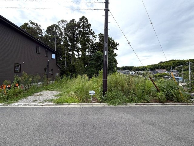 川奈駅徒歩5分　暮らしやすい環境の土地の前面道路含む現地写真|平坦地です