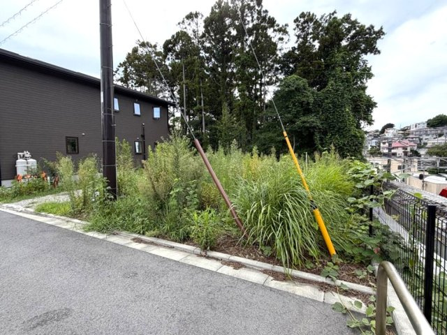 川奈駅徒歩5分　暮らしやすい環境の土地の前面道路含む現地写真