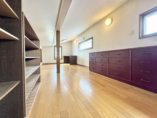 富士見3丁目の洋室|3Fからの景色抜群、収納棚などを備えた便利なロフト空間。