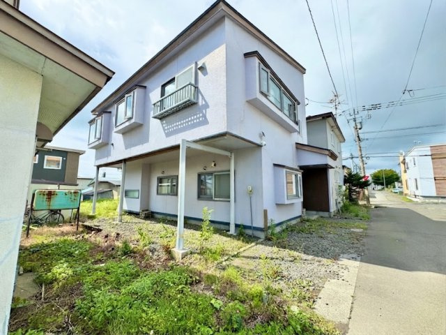 富士見3丁目の前面道路含む現地写真|すっきりとした外観が魅力的な住まいの外観。