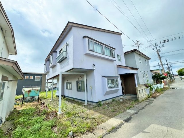 富士見3丁目の前面道路含む現地写真|周辺環境が落ち着いた開放感のある外観デザイン。