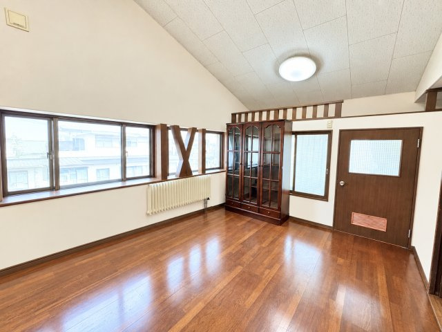 【富士見3丁目】吹抜けの開放感とロフトの隠れ家感を両立したお家♪の洋室|ロフト付きで空間を立体的に使える明るい2F洋室。