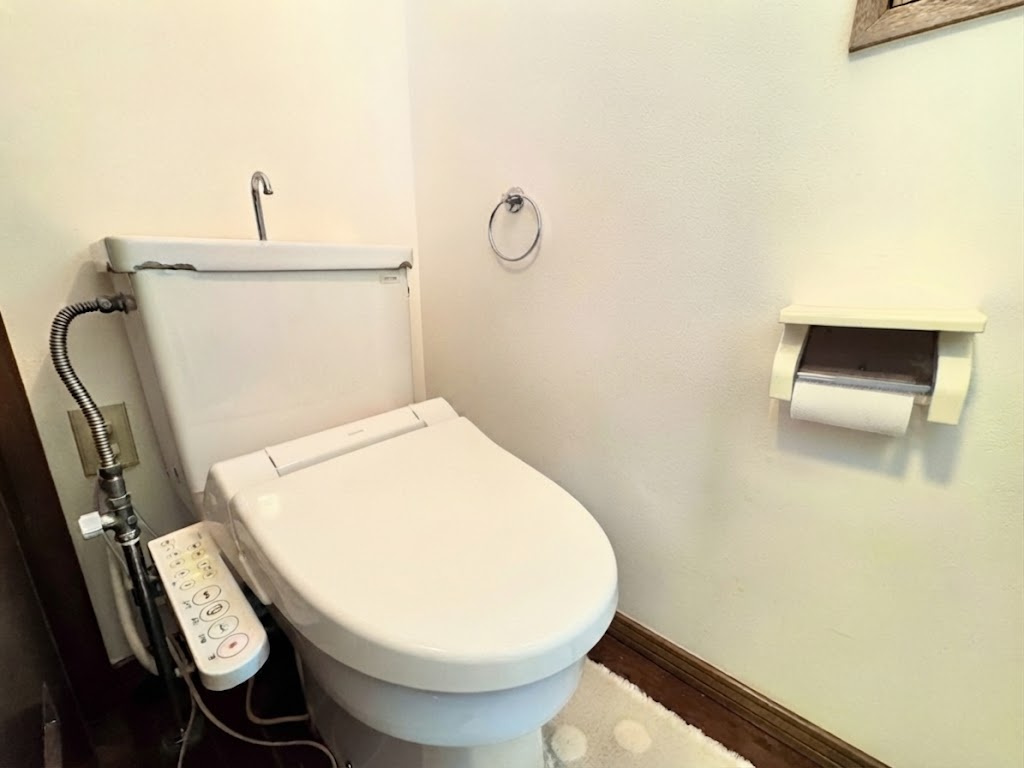 富士見3丁目のトイレ|快適な温水洗浄機能付き便座を完備した2Fトイレ空間。