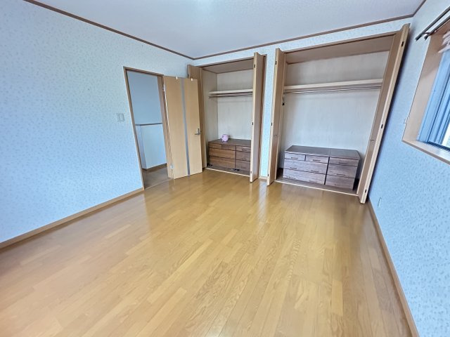 【洋室】 | 和泉市池上町2丁目戸建 | 2階洋室9帖