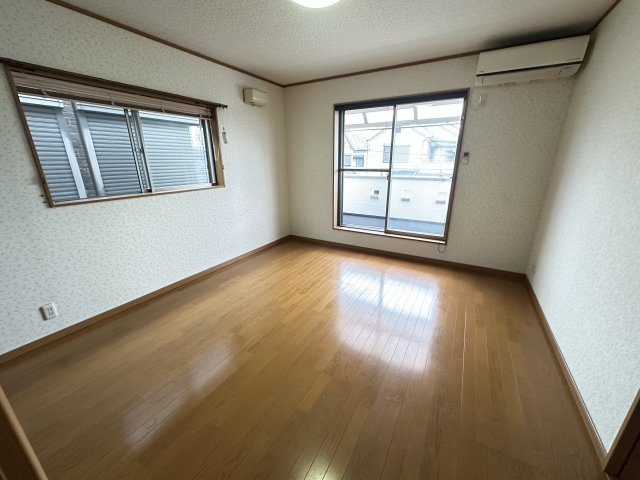【洋室】 | 和泉市池上町2丁目戸建 | 2階洋室9帖