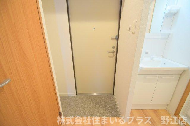 ヴィラナリー太子橋今市の玄関