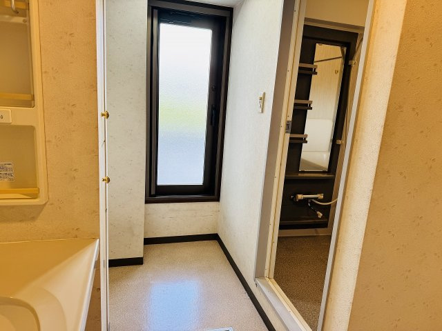 藤和シティホームズ八王子大和田の脱衣所|～脱衣所からルーフバルコニーへ出られる仕様でお洗濯が楽々～